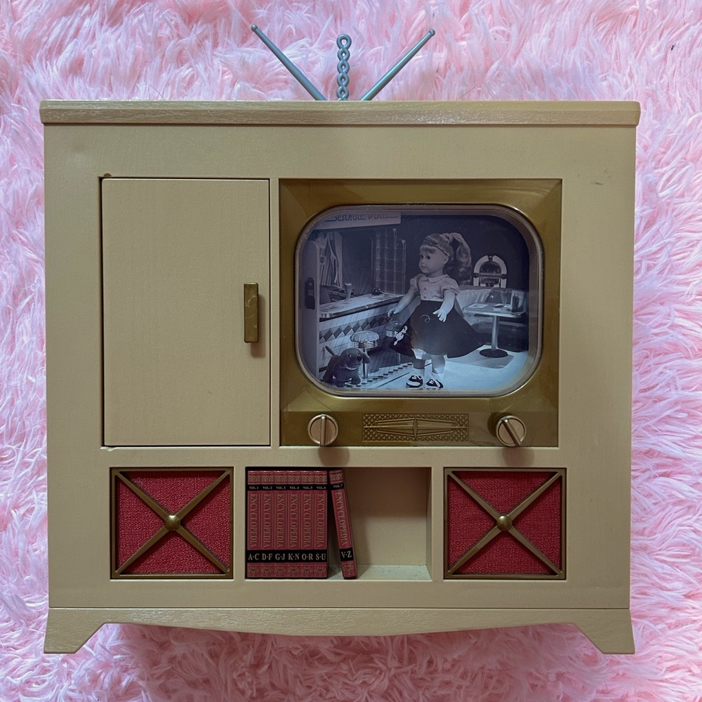 AMERICAN GIRL DOLL — Mary-Ellen’s TV set !! lightly used !!